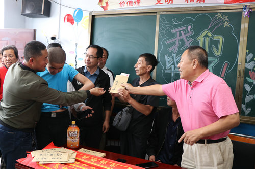 孙佑刚一行赴乌兰察布宏盘乡中心校送温暖