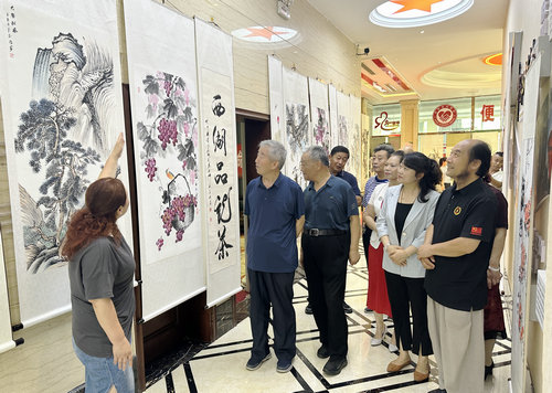 安阳举行“传承革命基因 赓续红色血脉”退役军人书画展进社区活动