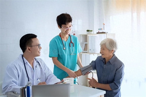 陪诊师：病人的“临时家属”是如何工作的？