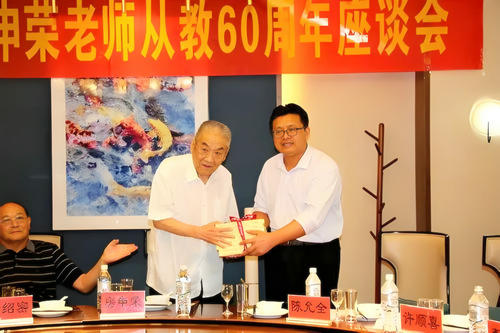 跨越时空致敬：巨野二中房申荣老师从教64载不朽师魂