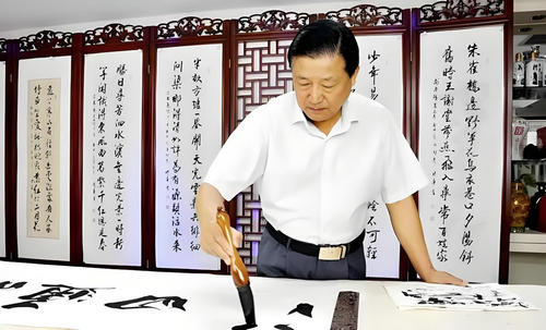 书法家朱时华：以笔墨铭记抗日战争胜利80周年的不朽荣光