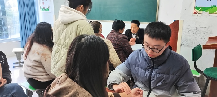 中医药文化工作委员会携手营山家庭教育协会精心组织公益中医健康知识讲座及中医义诊活动